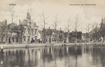 130165 Gezicht over het Merwedekanaal te Jutphaas op de panden aan de Herenstraat, met links het gemeentehuis ...